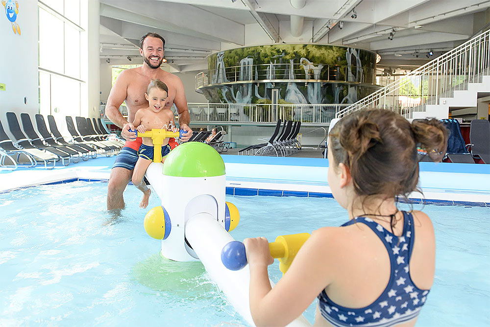 Family World Alpentherme Gastein, Familie auf der Wasserwippe