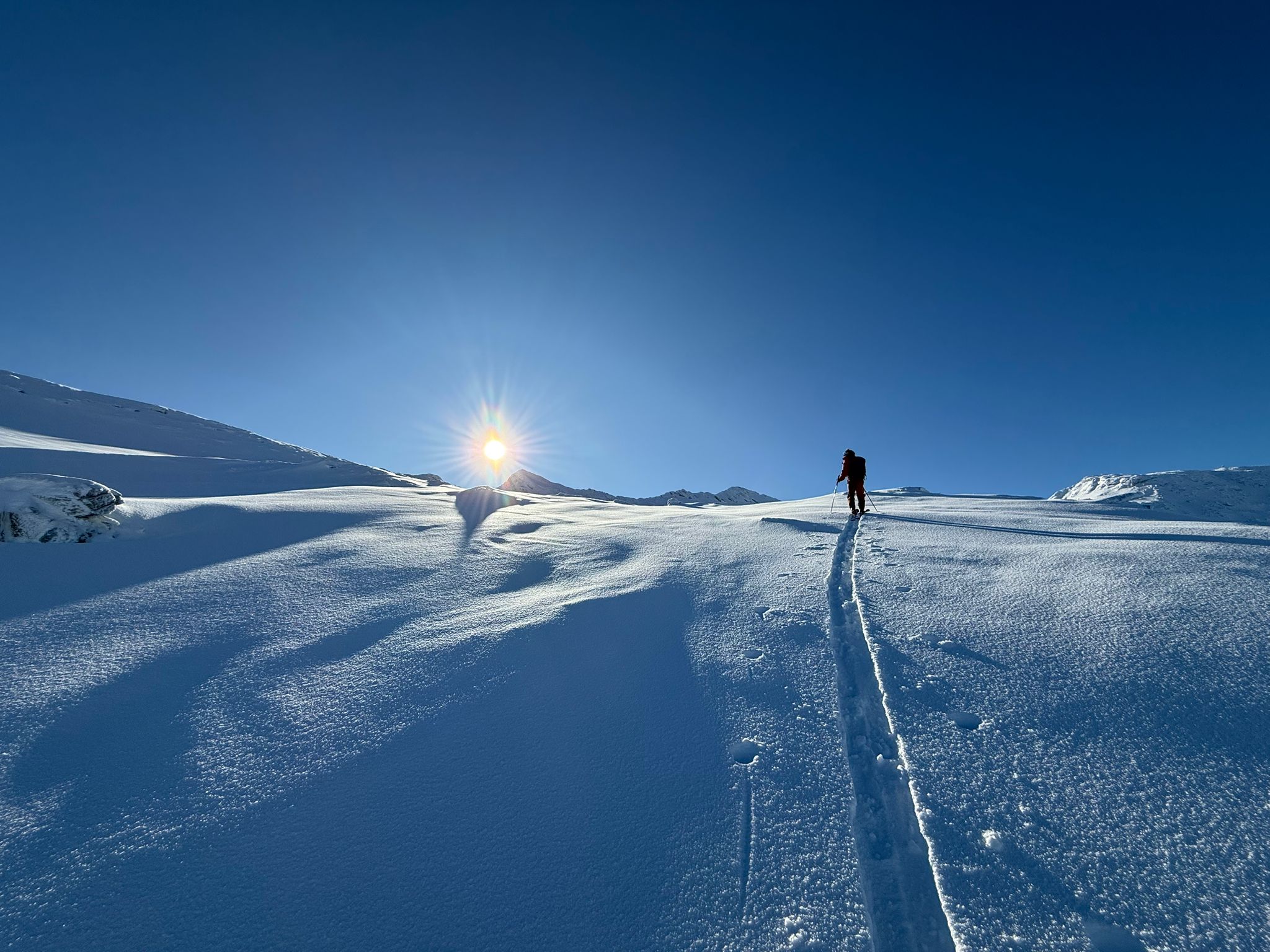 Tourngeher auf dem Weg zum Thomaseck in der verschneiten Landschaft